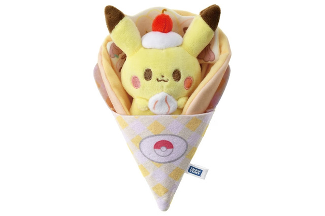 くるくるとクレープに包まれる「ピカチュウ」のぬいぐるみが可愛い!「ポケピース」スイーツテーマの新作グッズが多数ラインナップ 画像