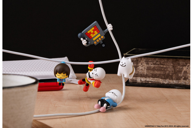 ケーブルにくっつくサンズとパピルスがかわいすぎる…！『UNDERTALE』のキャラクターがTobyFox氏監修のハグコットになって登場 画像