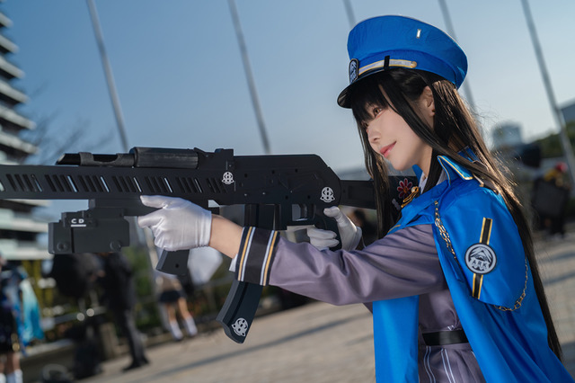 【コスプレ】バシッと決まったミリタリー風衣装とプリーツスカートから伸びる太もものバランスが絶妙!かっこよさと可愛さを兼備する『NIKKE』ディーゼルに注目! 画像