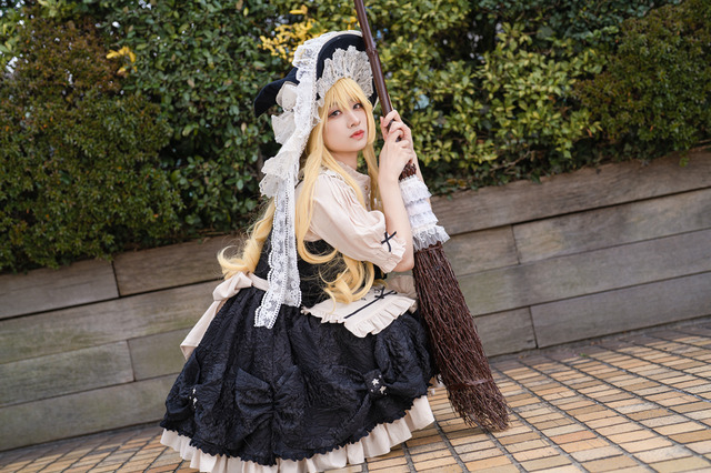 【コスプレ】金髪たなびく“美少女”魔法使い…『東方Project』霧雨魔理沙、怪異を解決すべく池袋に現れたコスプレイヤーに注目!【プレイバック記事】 画像