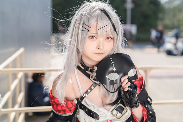 【コスプレ】チャームポイントの胸元と破れタイツもバッチリ再現「ホロライブEXPO」に出現した沙花叉が別次元の可愛さ！人気レイヤー・すずら【写真11枚】 画像