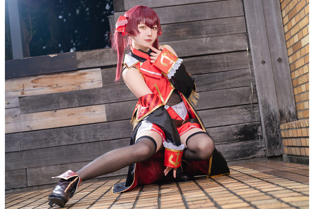 【コスプレ】“絶対領域”見せのポージングが天才的!挑発的な表情が魅力の美少女レイヤー・楪カヲル【写真8枚】 画像