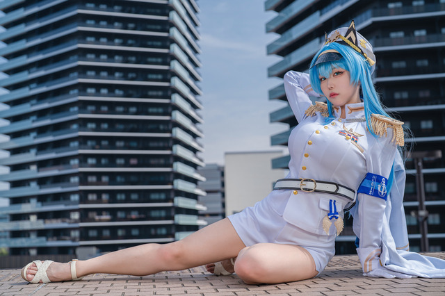 【コスプレ】大胆なポージングが魅力!『NIKKE』ヘルムのかっこよさとセクシーさを見事に表現する人気レイヤー・山中おくら【写真9枚】 画像