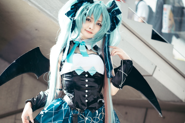 【コスプレ】初音ミクの長身美女レイヤー現る!美脚を飾るガーターベルトストッキングが悪魔的【写真13枚】 画像