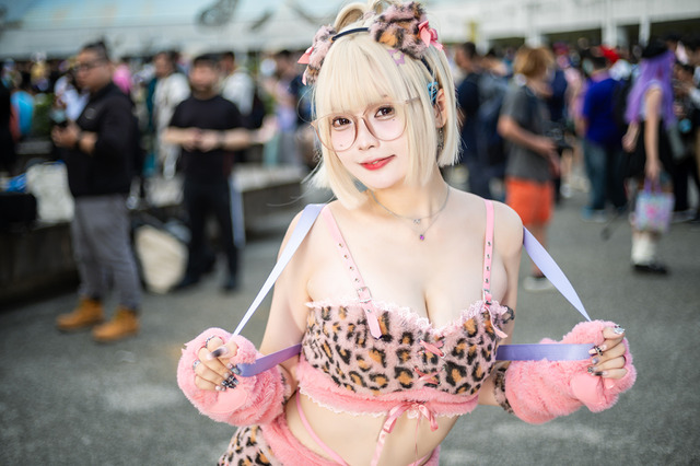 【コスプレ】ピンクの“豹ガール”はお好き?台湾美女が繰り出す曲線美ポージングに見惚れると、急襲待ったなし【写真15枚】 画像