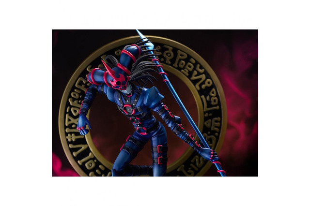 背景には黒の魔導陣も…!『遊戯王』最上級モンスター「混沌の黒魔術師」が全高約30cmの大スケールで立体化 画像