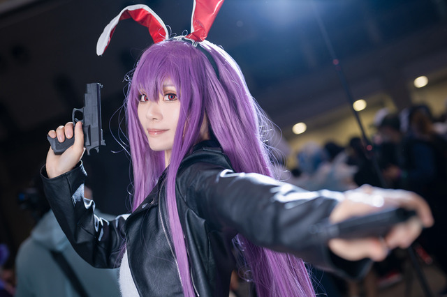 【コスプレ】革ジャンにニーハイタイツ＆ガーターベルト着用と、こだわりを詰め込んだ自作衣装！“優曇華院”レイヤーがかっこいい【写真8枚】 画像