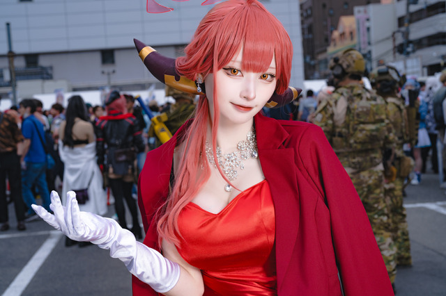 【コスプレ】魅力的なレッグライン!『ブルアカ』陸八魔アルのドレス衣装が美しい―人気レイヤー、月海つくね【写真8枚】 画像