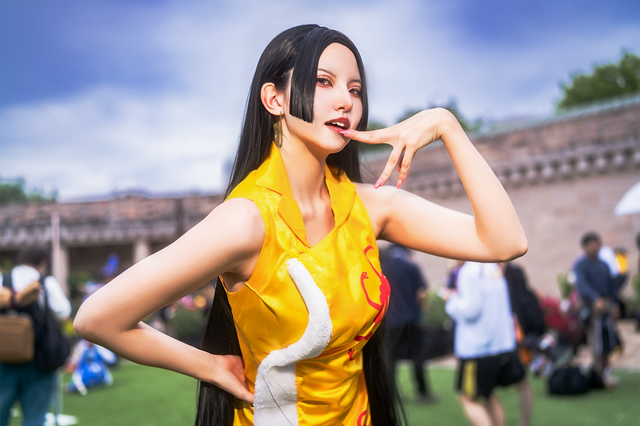 【コスプレ】腰の細さに注目!長身美女が「ONE PIECE」の女帝ハンコックを完全再現【9枚】 画像