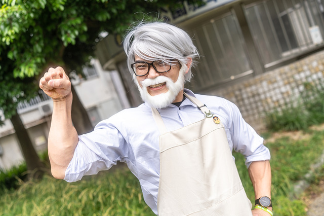 【コスプレ】肉体派の宮崎駿監督が凛々しい!真剣な顔で持っているのはペン?それとも串…?【9枚】 画像