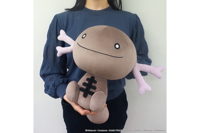 『ポケモン』手触り抜群なパルデアウパー、プリッとお尻もかわいいパピモッチが約30cm幅のビッグクッションに！お家に迎えたい存在感 画像