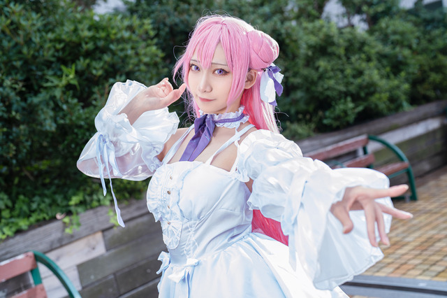 【コスプレ】純白ドレスに、透き通るような肌!優雅な振る舞いが絵になる『NIKKE』ドロシーの美女レイヤー・もち 画像