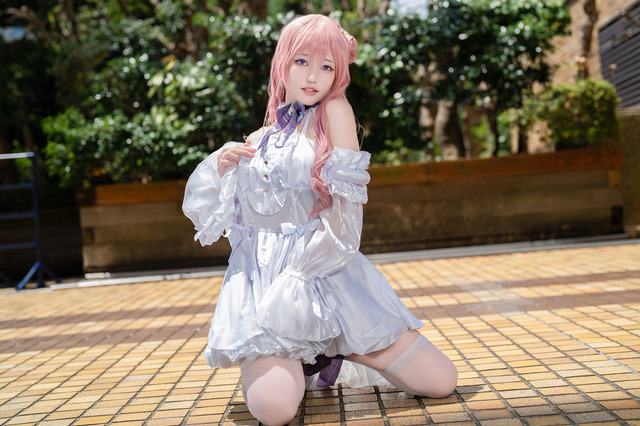 【コスプレ】くびれたウエストが純白ドレスを際立たせる!しなやかなポージングも眩しい『NIKKE』ドロシーの美女レイヤーに刮目 画像