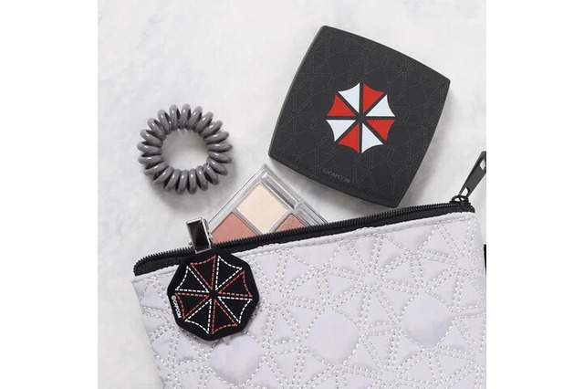 “お薬入れ”にも使えそう？『バイオハザード』シリーズよりアンブレラ社モチーフのポーチ・ミラー・前髪クリップが販売へ―「ラクーン君」がデザインされたグッズも 画像