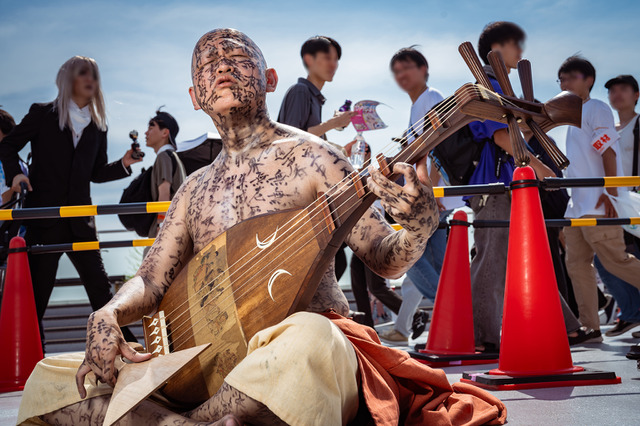 【コスプレ】耳なし芳一から物理で戦う筋肉セーラームーンまで最高かよ！全員がフルスイングでホームランを狙う「コミケ104」会心の9選【写真37枚】 画像