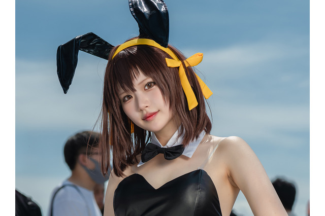 【コスプレ】美脚が映えるバニー衣装ハルヒがハマりすぎ!自由奔放なポーズと勝気な表情も似合いすぎな注目美少女レイヤー・緑埜【写真10枚】 画像