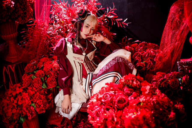 台湾美女のアジアンビューティっぷりがすごい！赤い花に囲われた幻想的な佇まいに見惚れてしまう【写真12枚】 画像