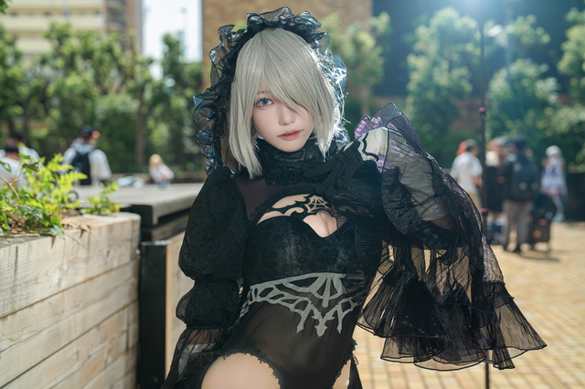 【コスプレ】黒ドレスを纏った「2B」が息を呑む美しさ！巧みなポージングで、エレガント&セクシーに表現 画像