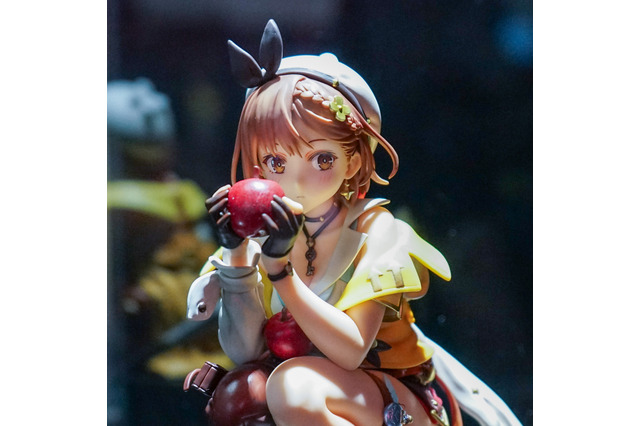 しゃがみ姿のライザを発見！「TGS2024」コーエーテクモブースに展示のフィギュアを写真でお届けー新作主人公・ユミアの造形にも注目 画像