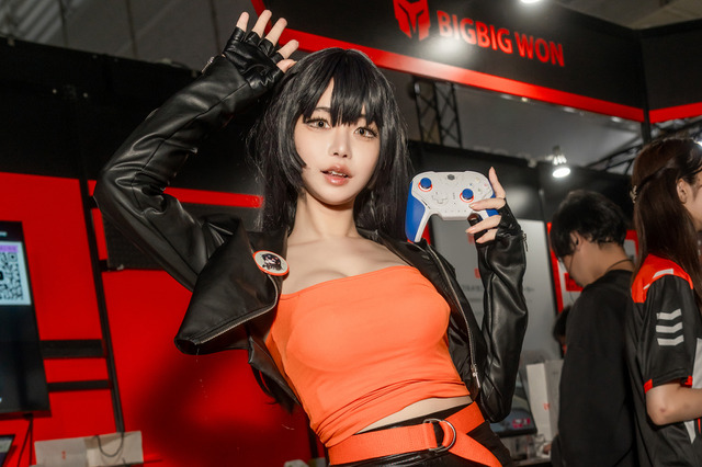 スタイル抜群な美女コンパニオンがポーズを決める!ゲーミングコントローラーも映える【TGS2024】 画像
