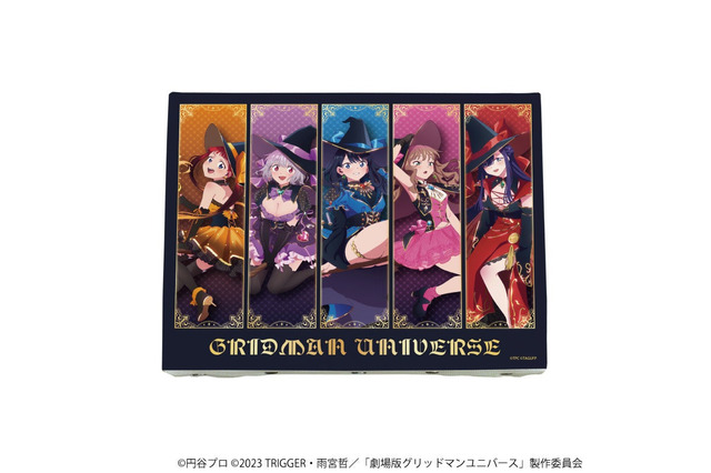 太もも眩しい“魔女”にメロメロ…！「グリッドマンユニバース」宝多六花やアカネたちの描き下ろし新作グッズが魅惑的―ポップアップストア開催決定 画像