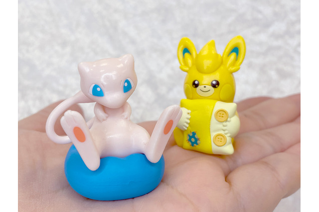 『ポケモン』癒やし姿に胸キュン…！ホゲータやミュウたちがクッションと戯れるカプセルトイ「りらくっしょんマスコット」発売中 画像