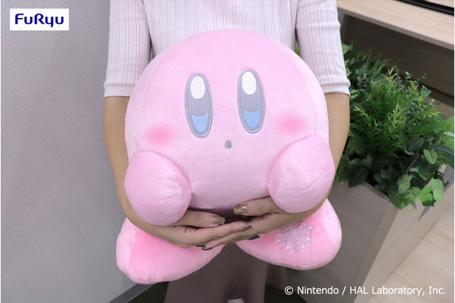 ほわほわ雪の「カービィ」BIGぬいぐるみが可愛い!足元のマークがキュートなふわふわなぬいぐるみが11月上旬に登場 画像