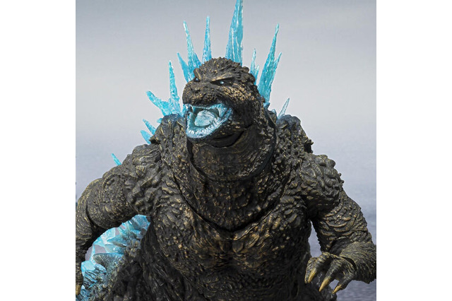 「ゴジラ-1.0」より、青く輝き放射熱線を放つ「ゴジラ(2023)」フィギュアが抽選販売!印象的なシーンを再現する「飛行機」付き 画像