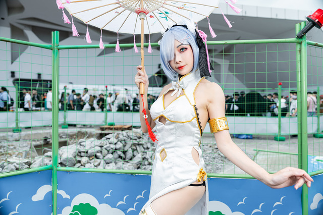 【コスプレ】スリットラインから覗かせる美脚!「リゼロ」レムのチャイナドレス姿が蠱惑的【写真8枚】 画像