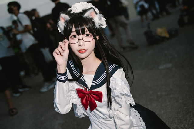 【コスプレ】眼鏡×セーラー服×エプロンと属性マシマシ!マレーシア美女が色々とブッ刺さる可愛さ【写真6枚】 画像