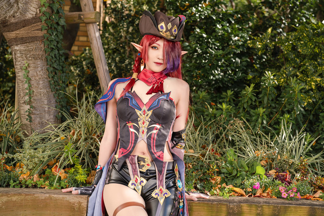 【コスプレ】スラリと伸びる美脚！『原神』屈指の美形キャラ“チャスカ”を再現するコスプレイヤーに注目 画像