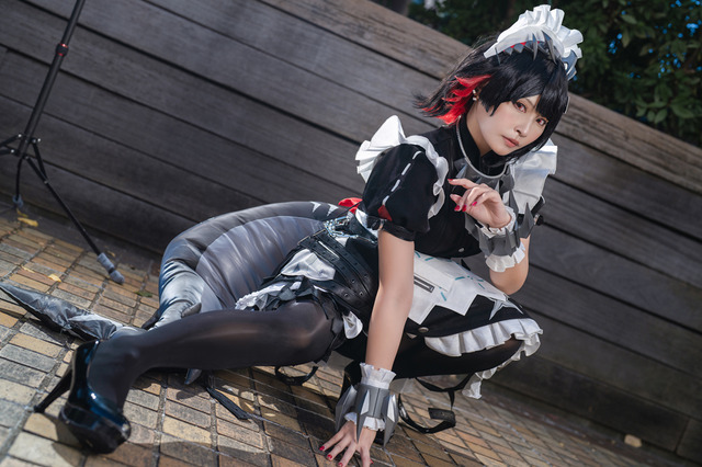 【コスプレ】気だるげな“鮫メイド”「エレン・ジョー」の裏の顔にドキッ!キレのあるアクションポーズを披露する人気レイヤー 画像