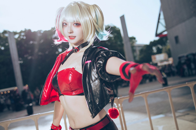【コスプレ】くびれが際立つスタイル!ハーレイ・クインの美女レイヤーが妖艶【写真9枚】 画像