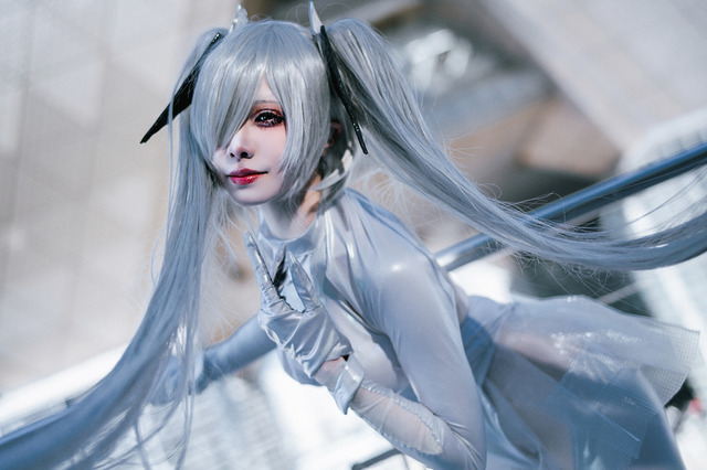 【コスプレ】『NIKKE』シンデレラが曲線美の極地!蠱惑的で優美なポージングに酔いしれる【写真8枚】 画像