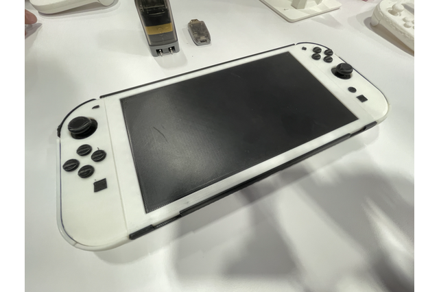 リークをもとに作り上げた?「ニンテンドースイッチ 2」のカバーを展示する海外メーカーに直撃取材! 画像