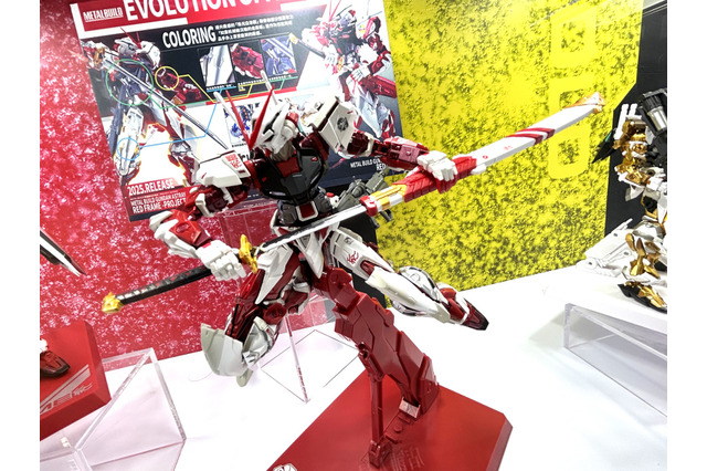 最新仕様で登場の「METAL BUILD ガンダムアストレイ レッドフレーム」新たな展示画像公開！パールホワイト塗装が美しい… 画像