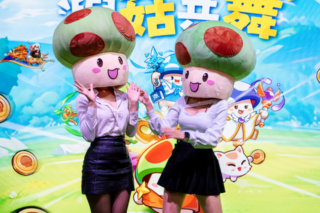 コスプレイヤーよりもキノコが目立ってた!? 戯れ合う姿に風格すら感じる【台北ゲームショウ】 画像
