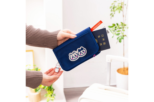 「ちいかわ」スマホから身近な小物までスッポリ！旅行やライブのお供に便利なポーチ2種類が発売 画像