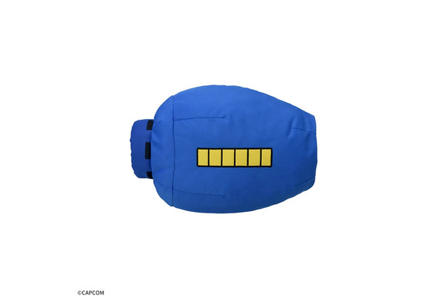 『ロックマン』シリーズお馴染みの武器「ロックバスター」クッションがプライズ展開!枕としてはもちろん、腕に付けて遊ぶこともできる 画像