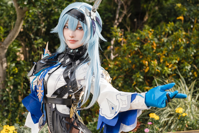 【コスプレ】『原神』エウルアが高貴な美しさを披露!立ち姿も座り姿も全ての所作をエレガントに見せるポージングが素晴らしい【写真10枚】 画像