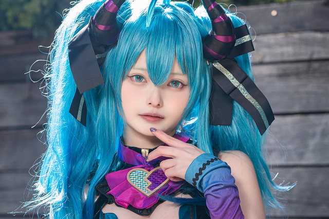 【コスプレ】人気コスプレイヤーの「ヴィランミク」が妖艶な美しさ!八重歯が可愛い笑顔とのギャップにドキドキ【写真6枚】 画像