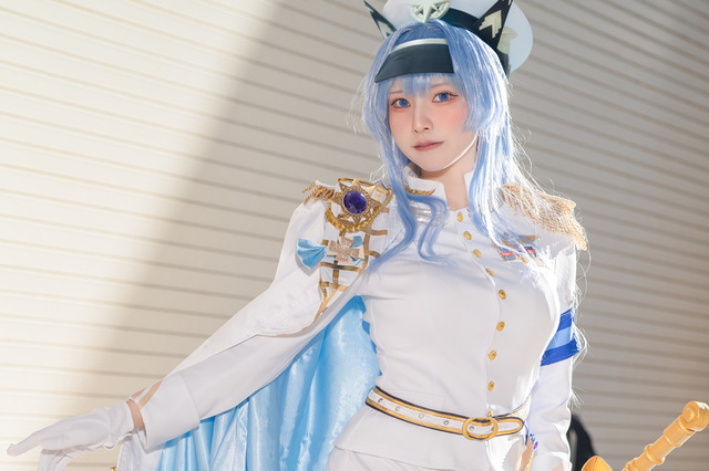 【コスプレ】凛とした立ち姿と曲線美を白軍服が引き立てる!スタイル完璧な『NIKE』ヘルムを披露した人気レイヤー・きちぴよ【写真10枚】 画像