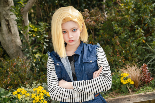 【コスプレ】これはクリリンも惚れますわ！切れ長な瞳と均整の取れたスタイルで会場を席巻する「18号」がハマりすぎ【写真10枚】 画像