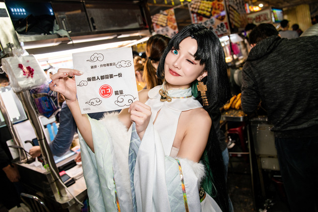 『アズールレーン』と台湾夜市のコラボに大興奮!美女コスプレイヤーが1日店長になって台湾グルメを推し売り【写真43枚】 画像