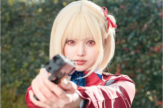 【コスプレ】「リコリコ」千束の真っ直ぐな瞳と動きあるポーズで臨場感を作り出す!美女レイヤーに注目【写真9枚】 画像
