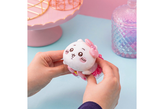 「まじかるちいかわ」が寝そべりポーズで大集合！怪しげなラッコやリボンいっぱいの古本屋までキュートな全8種 画像