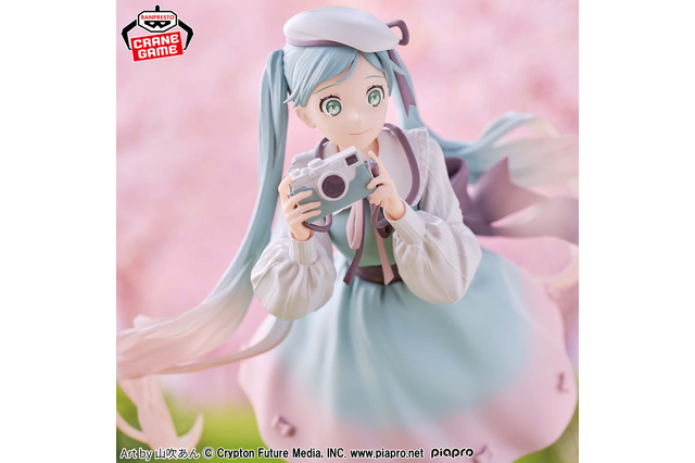 春らしいデザインが可愛い!「初音ミク」新作フィギュアがプライズで登場―カメラを構えた柔らかい雰囲気が素敵 画像
