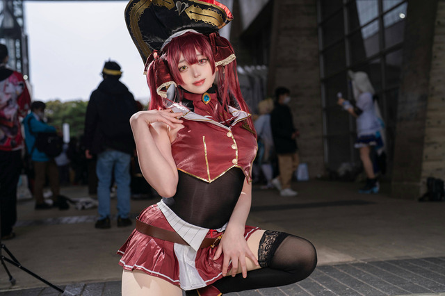 【コスプレ】魅惑のS字ラインを作り出すポージング!マリン船長の女海賊衣装をセクシーに着こなす美女レイヤー【写真8枚】 画像