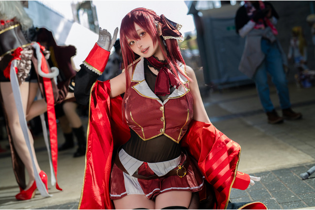 【コスプレ】「EXPO」の主役は“せ・ん・ちょ・う”　艶っぽい表情と魅惑の絶対領域が悩ましい美女レイヤーが視線独り占め【写真8枚】 画像