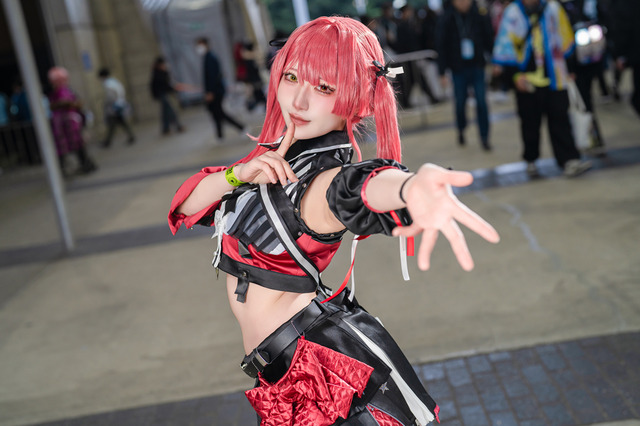 【コスプレ】魅惑のウエストラインが完璧!セクシーな表情とポージングがどハマりのマリン船長美女レイヤー【写真8枚】 画像